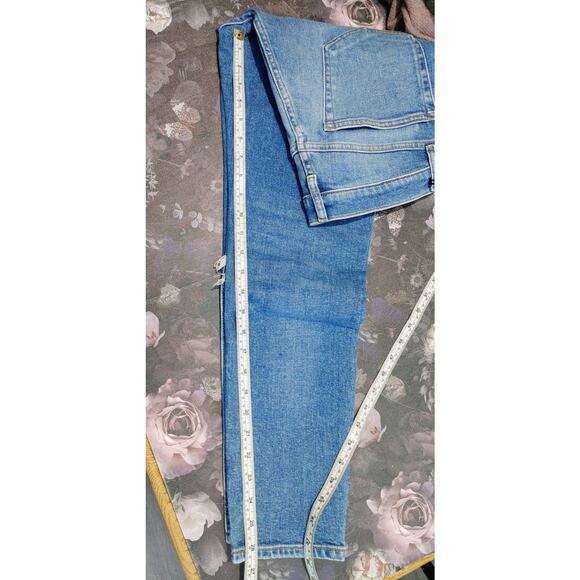 ReDone 90's High Rise Ankle Crop in Worn Brook Blue Light wash - Picture 8 of 10